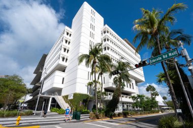 Miami Beach, Florida - 1 Nisan 2023 - 1111 ofis binası güneşli bir nisan sabahı Miami Beach, Florida 'da Lincoln Road' da.