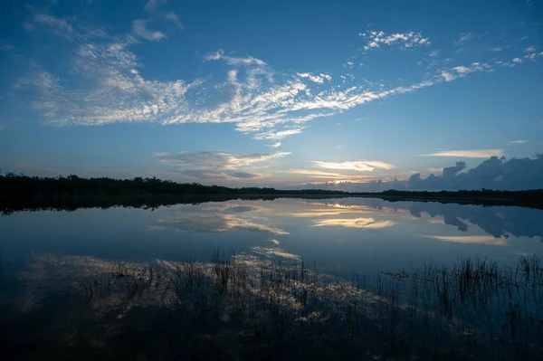 Красочные Облака Восхода Солнца Отражаются Спокойной Воде Мильного Пруда Национальном — стоковое фото
