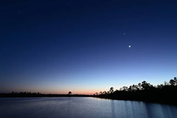 Young Moon Venus Orion Estrelas Sobre Pine Glades Lake Final — Fotografia de Stock