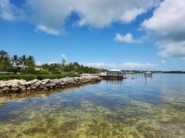 Tavernier, Florida - 2 Nisan 2023 - Güneşli bir öğleden sonra Tavernier Key 'deki rıhtım evleri ve rıhtımlar.