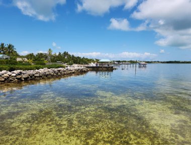 Tavernier, Florida - 2 Nisan 2023 - Güneşli bir öğleden sonra Tavernier Key 'deki rıhtım evleri ve rıhtımlar.