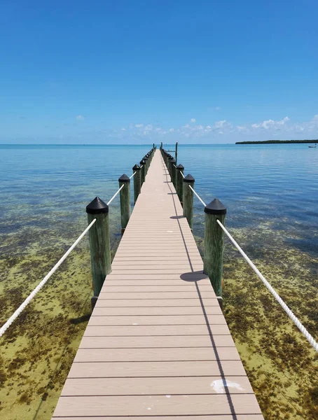 Tavernier, Florida - 2 Nisan 2023 - Uzun liman güneşli öğleden sonra Tavernier Key 'deki berrak sulara uzanır.