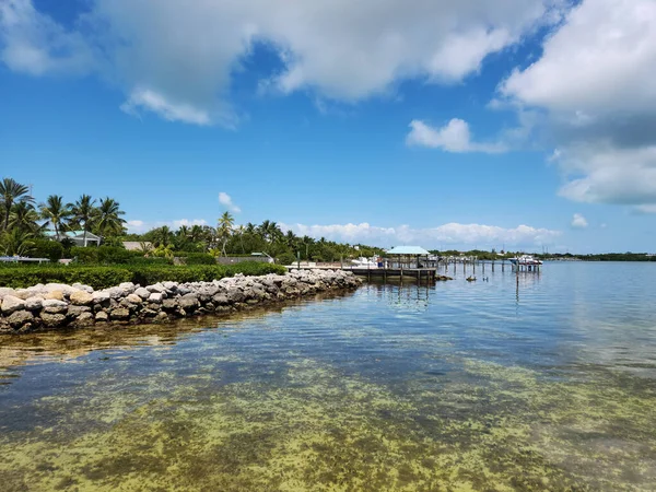 Tavernier Floryda Kwietnia 2023 Nadbrzeżne Rezydencje Doki Tavernier Key Słoneczne — Zdjęcie stockowe