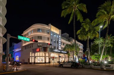 Miami Beach, Florida - 1 Mayıs 2023 Lincoln Road Mall 'daki Lincoln Tiyatrosu.