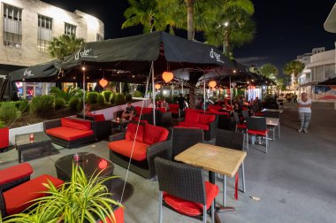 Miami Beach, Florida - 1 Mayıs 2023 Lincoln Road Mall 'daki açık hava restoranları.