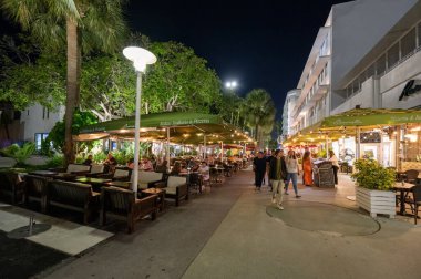 Miami Beach, Florida - 1 Mayıs 2023 Lincoln Road Mall 'daki açık hava restoranları.