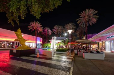 Miami Beach, Florida - 1 Mayıs 2023 Lincoln Road Mall caddesi gece.