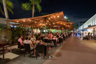 Miami Beach, Florida - 1 Mayıs 2023 Lincoln Road Mall 'daki açık hava restoranları.
