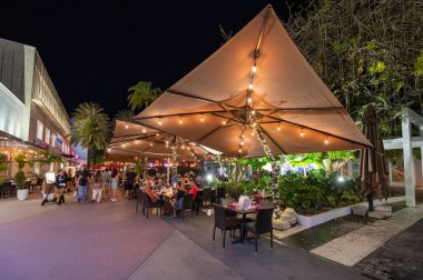 Miami Beach, Florida - 1 Mayıs 2023 Lincoln Road Mall 'daki açık hava restoranları.