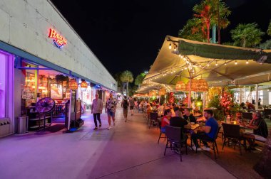 Miami Beach, Florida - 1 Mayıs 2023 Lincoln Road Mall 'daki açık hava restoranları.