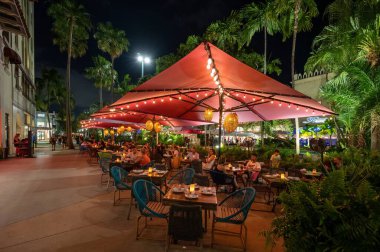 Miami Beach, Florida - 1 Mayıs 2023 Lincoln Road Mall 'daki açık hava restoranları.