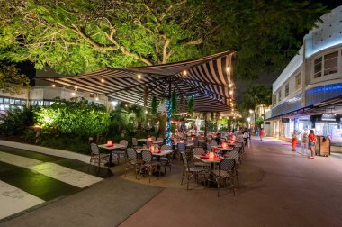 Miami Beach, Florida - 1 Mayıs 2023 Lincoln Road Mall 'daki açık hava restoranları.