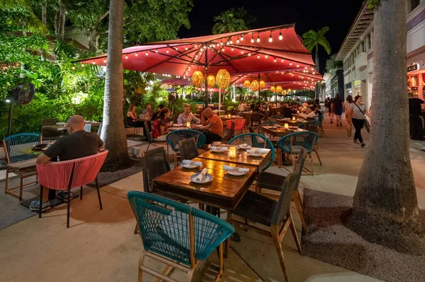 Miami Beach, Florida - 1 Mayıs 2023 Lincoln Road Mall 'daki açık hava restoranları.