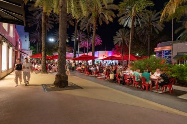 Miami Beach, Florida - 1 Mayıs 2023 Lincoln Road Mall 'daki açık hava restoranları.