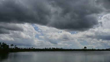 Florida 4K, Everglades Ulusal Parkı 'ndaki Pine Glades Gölü üzerinde kararsız atmosferde fırtına bulutları oluşuyor..