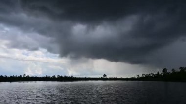 Florida 4K, Everglades Ulusal Parkı 'ndaki Pine Glades Gölü üzerinde kararsız atmosferde fırtına bulutları oluşuyor..