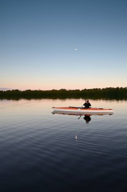 Florida, Everglades Ulusal Parkı 'nda sakin bir öğleden sonra Coot Bay' de kano süren bir kadın...