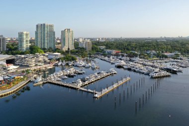 Coconut Grove, Miami, Florida 'daki marina ve tekne depolama tesislerinin hava görüntüsü sakin güneşli yaz sabahında şehrin arka planında gökyüzü var..