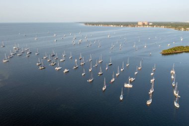 Coconut Grove, Miami, Florida 'da akşam yemeği için demirlemiş teknelerin hava görüntüsü bulutsuz bir yaz sabahında.