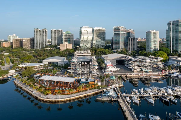 Coconut Grove, Miami, Florida 'daki deniz manzaralı barlar, restoranlar ve marina sakin güneşli yaz sabahında arka planda ufuk çizgisi.