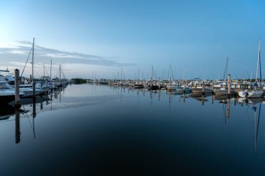 Miami, Florida - 8 Temmuz 2023 - Yatlar ve yelkenliler Coconut Grove 'daki Akşam Yemeği Key Marina' ya demirledi..