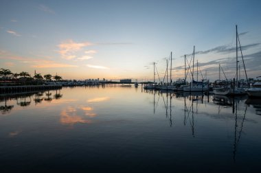 Miami, Florida - 8 Temmuz 2023 - Yatlar ve yelkenliler Coconut Grove 'daki Akşam Yemeği Key Marina' ya demirledi..