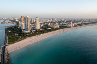 Sakin yaz sabahında, gün doğumunda Miami Beach, Florida 'daki South Beach ve South Pointe Park' ın hava manzarası..
