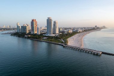 Sakin yaz sabahında, gün doğumunda Miami Beach, Florida 'daki South Beach ve South Pointe Park' ın hava manzarası..