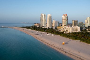 Sakin yaz sabahında, gün doğumunda Miami Beach, Florida 'daki South Beach ve South Pointe Park' ın hava manzarası..