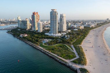 Sakin yaz sabahında, gün doğumunda Miami Beach, Florida 'daki South Beach ve South Pointe Park' ın hava manzarası..