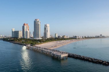 Sakin yaz sabahında, gün doğumunda Miami Beach, Florida 'daki South Beach ve South Pointe Park' ın hava manzarası..