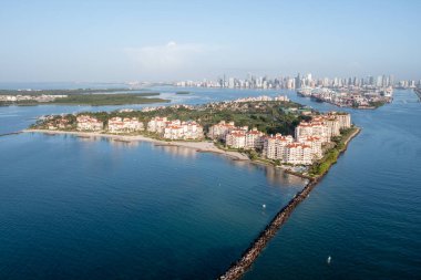 Güneşin doğuşuyla Fisher Adası 'nın hava görüntüsü Miami silueti ve Miami Limanı' nın arka planında sakin bir yaz sabahı..