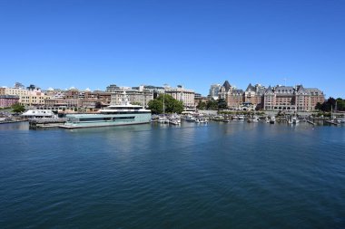 Victoria, British Columbia - 2 Ağustos 2023 - Victoria Limanı sakin güneşli yaz gününde.
