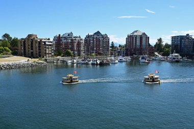 Victoria, British Columbia - 2 Ağustos 2023 - Victoria Limanı 'nda deniz taksileri açık güneşli yaz gününde.