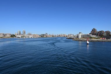 Victoria, British Columbia - 2 Ağustos 2023 - Victoria Limanı girişi sakin güneşli yaz günü.