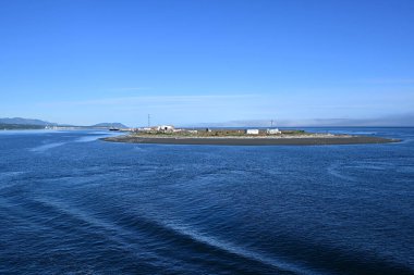 Ediz Kancası 'ndaki Sahil Güvenlik İstasyonu. Port Angeles Limanı, Washington, güneşli yaz sabahında..