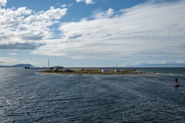 Ediz Kancası 'ndaki Sahil Güvenlik İstasyonu. Port Angeles Limanı, Washington. Aydınlık yaz öğleden sonra bulutları altında..