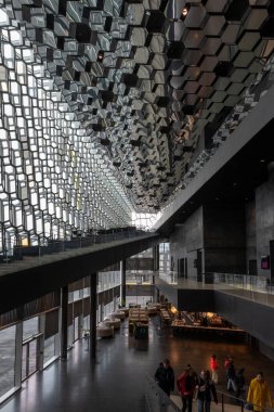 Reykjavik, İzlanda - 3 Eylül 2023 - Reykjavik rıhtımındaki Harpa Konser Salonu 'nun iç manzarası.