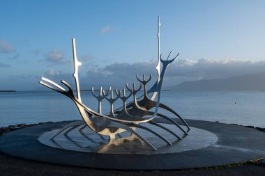 Reykjavik, İzlanda - 4 Eylül 2023 - Solfar, güneşli sonbahar sabahı Reykjavik rıhtımında Jon Gunnar Arnason 'ın Güneş Voyager heykeli.