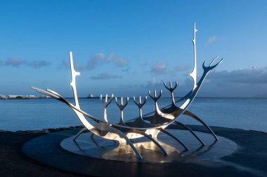 Reykjavik, İzlanda - 4 Eylül 2023 - Solfar, güneşli sonbahar sabahı Reykjavik rıhtımında Jon Gunnar Arnason 'ın Güneş Voyager heykeli.