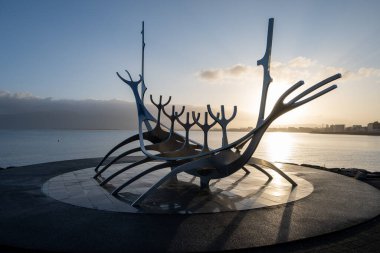 Reykjavik, İzlanda - 4 Eylül 2023 - Solfar, güneşli sonbahar sabahı Reykjavik rıhtımında Jon Gunnar Arnason 'ın Güneş Voyager heykeli.