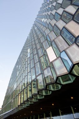 Reykjavik, İzlanda - 4 Eylül 2023 - Güneşli bir sonbahar sabahı Harpa Konser Salonu 'nun dış detayları.