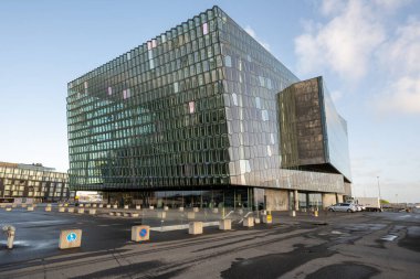 Reykjavik, İzlanda - 4 Eylül 2023 - Güneşli sonbahar sabahı Harpa Konser Salonu.