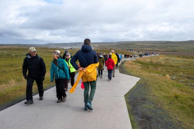 Reykjavik, İzlanda - 4 Eylül 2023 - Gullfoss - Golden Falls - Golden Circle yolu üzerinde sonbahar bulutları altında gezen ziyaretçiler.