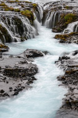 Bruarfoss - Köprü Şelalesi - İzlanda 'nın Altın Daire rotasında bulutlu sonbahar gökyüzünün altında.