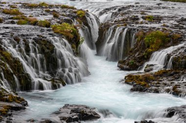 Bruarfoss Köprüsü Şelalesi 'nin ayrıntıları İzlanda' da bulutlu sonbahar gökyüzünün altındaki Altın Daire rotasında..