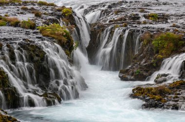 Bruarfoss Köprüsü Şelalesi 'nin ayrıntıları İzlanda' da bulutlu sonbahar gökyüzünün altındaki Altın Daire rotasında..