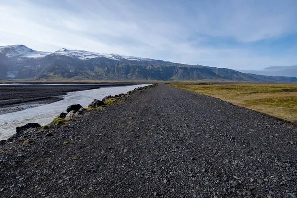 晴れた秋の雲の下のアイスランド高原のフィヨルバック自然保護区の険しい汚れと溶岩道路 — ストック写真