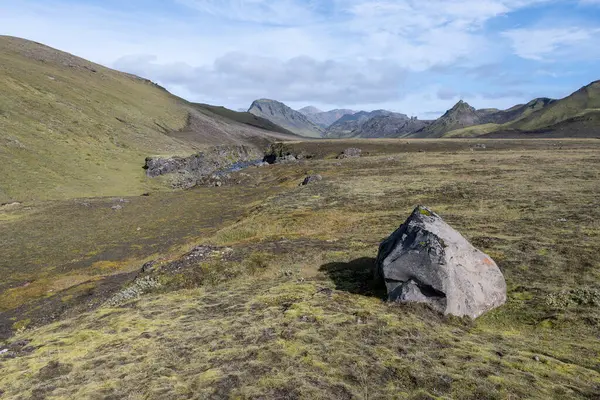 Fjallabak Természetvédelmi Terület Vulkanikus Tájai Közé Eső Folyó Izlandi Hegyvidéken — Stock Fotó