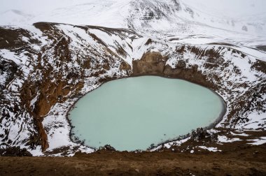 Viti Krateri ve Gölü, Kuzey İzlanda 'daki Vatnajokull Ulusal Parkı' nda karlı bir sonbahar öğleden sonrasında kar altında...